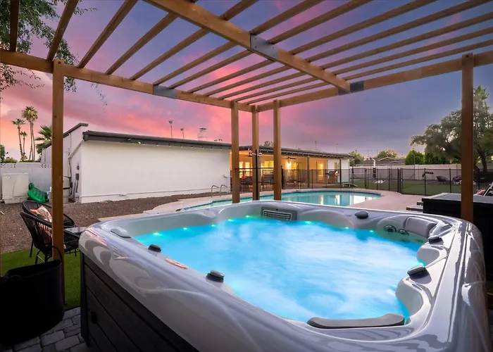 Holiday home Pickleball Court~ Hot Tub & Pool~ Mini Golf~games Phoenix