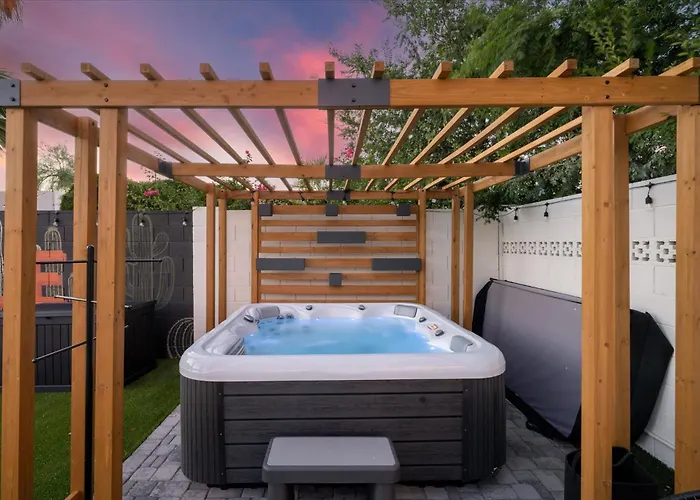 Pickleball Court~ Hot Tub & Pool~ Mini Golf~games *