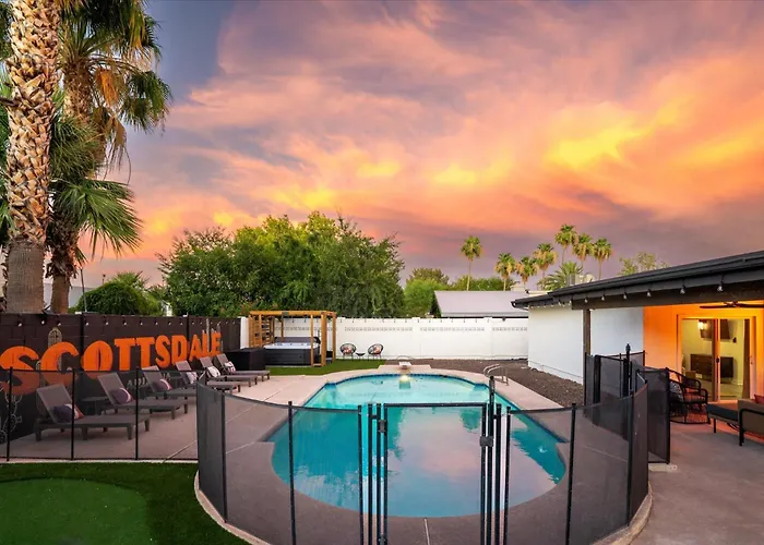 Holiday home Pickleball Court~ Hot Tub & Pool~ Mini Golf~games Phoenix