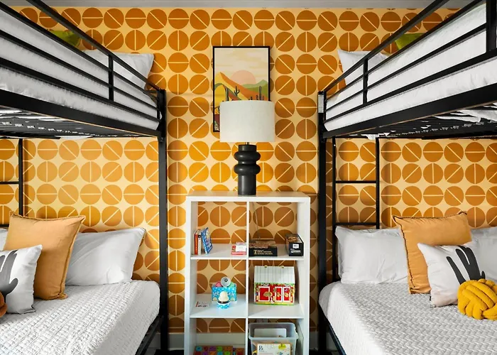 Holiday home Pickleball Court~ Hot Tub & Pool~ Mini Golf~games Phoenix