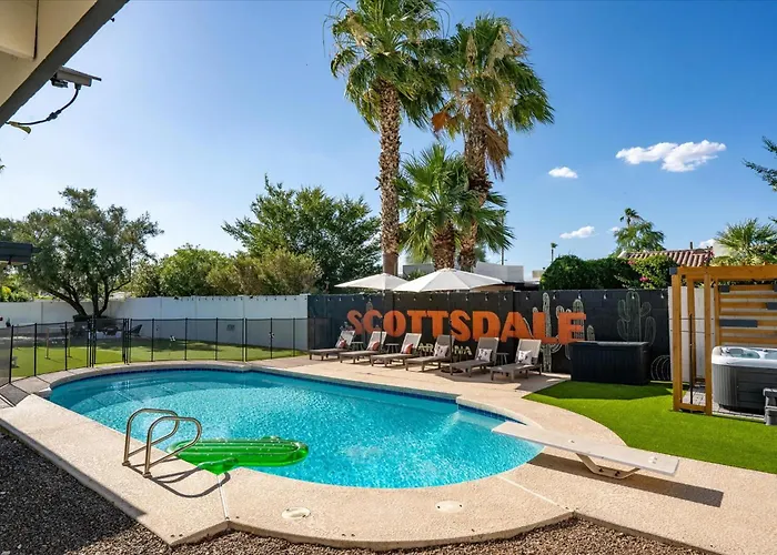 Holiday home Pickleball Court~ Hot Tub & Pool~ Mini Golf~games Phoenix