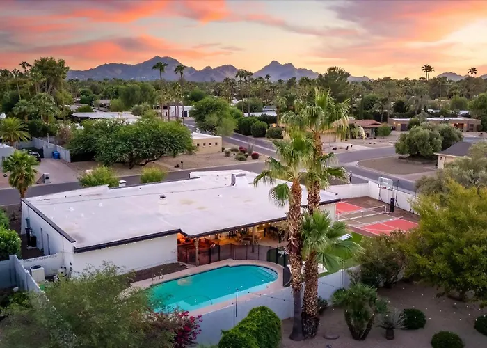 Holiday home Pickleball Court~ Hot Tub & Pool~ Mini Golf~games *